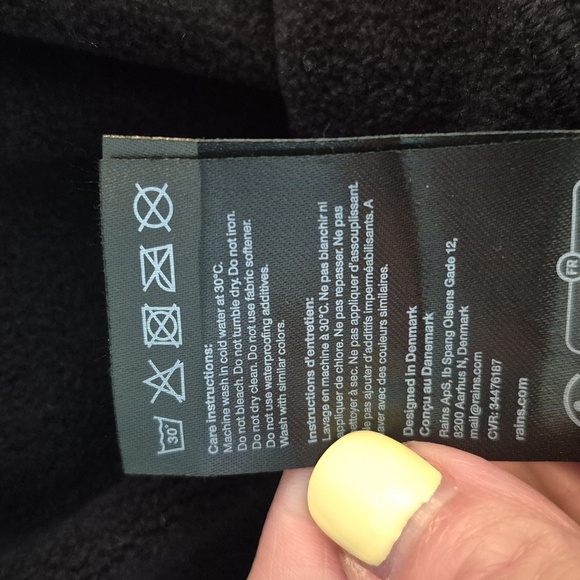 Rains Black Fleece Pullover 1/4 Zip Rubber Logo Cozy Outdoor Size Medium - Picture 7 of 7